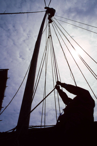 Hoisting Trondur aloft to replace rotten mast stays