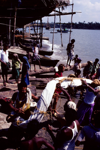 Carrying sails ashore - Beypore